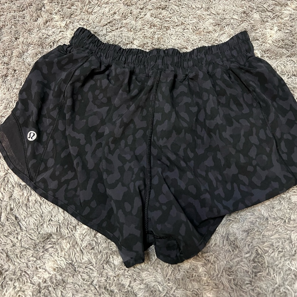 RARE black lululemon camo print LR hotty hots 2.5 in
